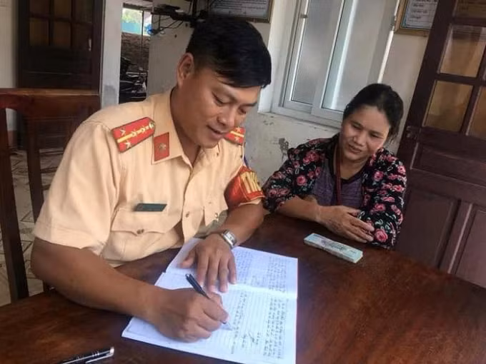 Trước đó, chị Hương đã số tiền đến Công an thị xã Hồng Lĩnh giao nộp khi nhặt được, nhờ tìm trả lại cho người bị rơi.