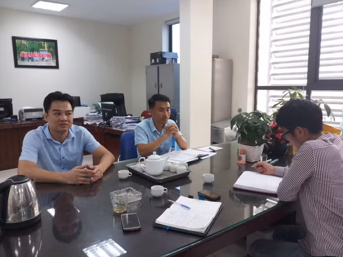 Phóng viên trao đổi với ông Nguyễn Thanh Tuấn – Trưởng phòng BQL Dự án 2 - BQL dự án quận Hà Đông (áo xanh bên tay phải).
