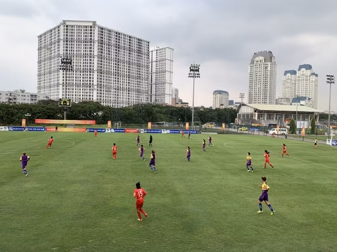 Hà Nội (áo đỏ) sớm thể hiện ưu thế khi thắng đậm Sơn La ở ngày ra quân. Ảnh: Hoàng Dương
