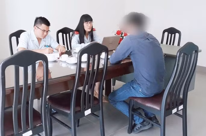 hanh tra Sở Thông tin và truyền thông làm việc với một chủ trang website vi phạm.