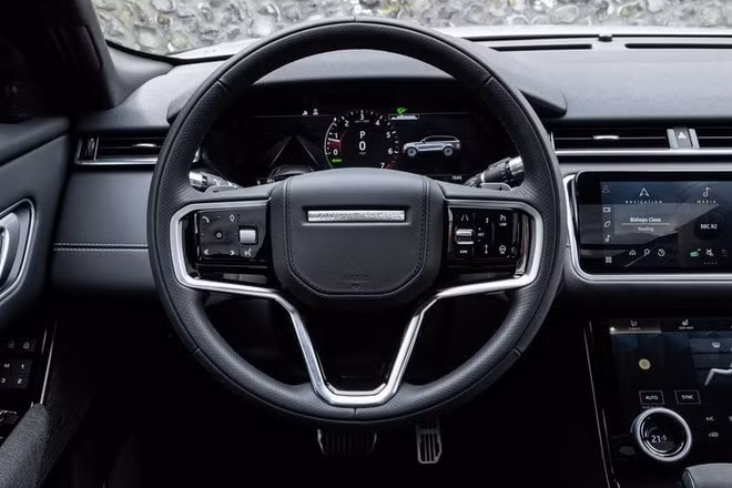 Hình ảnh cụm vô lăng kiểu mới trên Range Rover Velar 2021. Ảnh: internet.