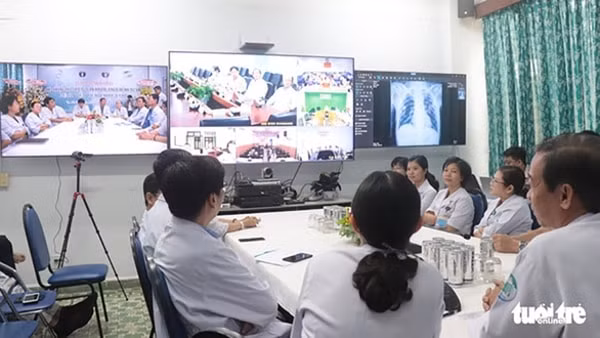 Các bác sĩ Bệnh viện Bệnh nhiệt đới hỗ trợ tư vấn, khám chữa bệnh cho bệnh viện tuyến dưới. Ảnh: TTO