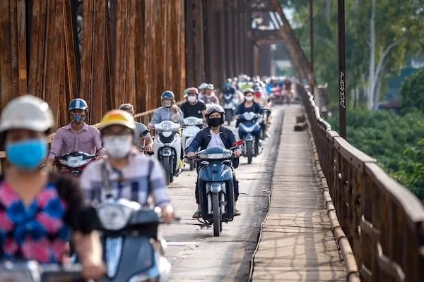 Người dân Việt Nam sử dụng xe máy làm phương tiện di chuyển chính. NAG: Linh Phạm/Bloomberg
