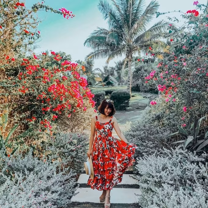 Diện một chiếc váy đỏ là đã hóa nàng thơ giữa khung cảnh thi vị, lãng mạn này rồi. (Ảnh: nhatanh__sunny)