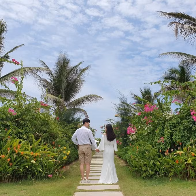 Cùng nắm tay nhau giữa không gian lãng mạn nhường này, bảo ảnh cưới cũng không ai nghi ngờ đâu nhỉ?(Ảnh: zzocca87)