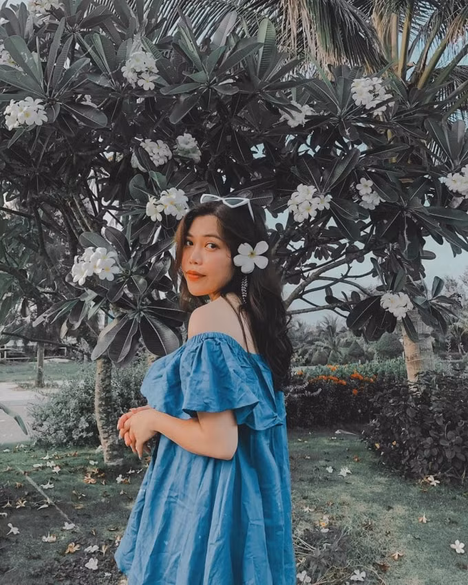“Chiếm sóng” nhiều không kém trong những album hình tại FLC Quy Nhơn là những bức ảnh chụp cùng hoa sứ trắng (Ảnh: quynhgaaa)