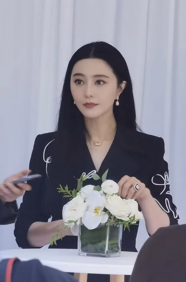Nhan sắc không tì vết của nữ hoàng họ Phạm fan chụp lại. (Ảnh: Sohu, Weibo)