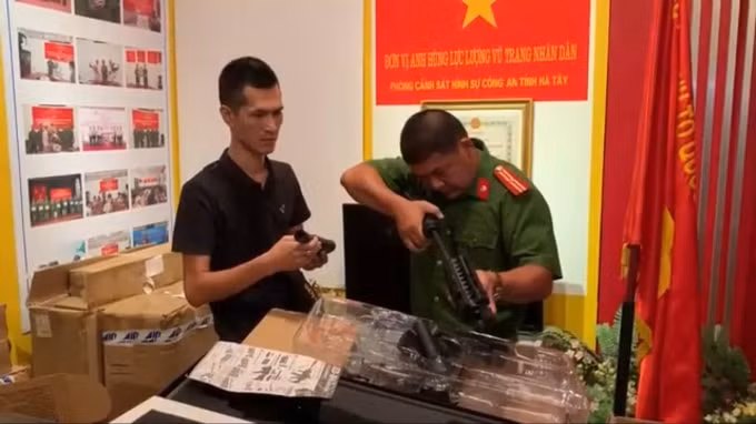 Lực lượng chức năng thu giữ hàng trăm khẩu súng nhựa giống súng quân dụng sắp được tuồn ra thị trường 