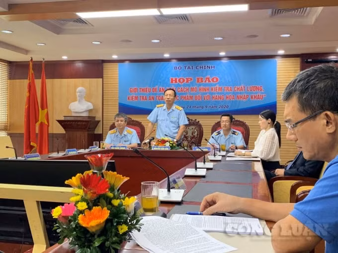 Tổng cục trưởng Tổng cục Hải quan Nguyễn Văn Cẩn: “Công tác kiểm tra chuyên ngành vẫn chưa đáp ứng yêu cầu cải cách, còn tồn tại nhiều bất cập về trình tự, thủ tục, phương thức kiểm tra”.