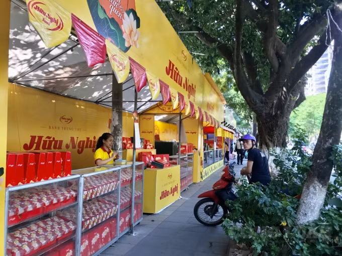 Hàng loạt quầy bán bánh Trung thu ồ ạt mọc lên, lấn chiếm vỉa hè các tuyến đường phố trên địa bàn Thủ đô