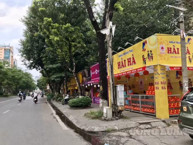 Tuyến phố Láng Hạ có chiều dài hơn 1km nhưng có hàng chục quầy bán bánh Trung thu mọc lên san sát
