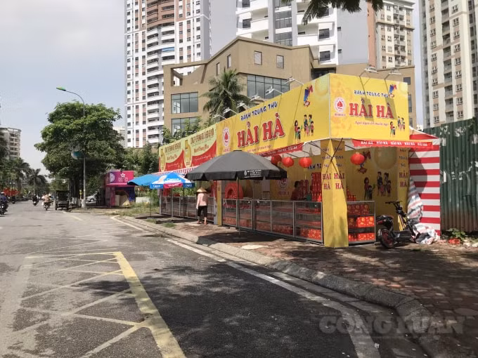 Hàng loạt quầy bán bánh trung thu mọc lên trên vỉa hè dọc tuyến đường Tân Mai (quận Hoàng Mai)