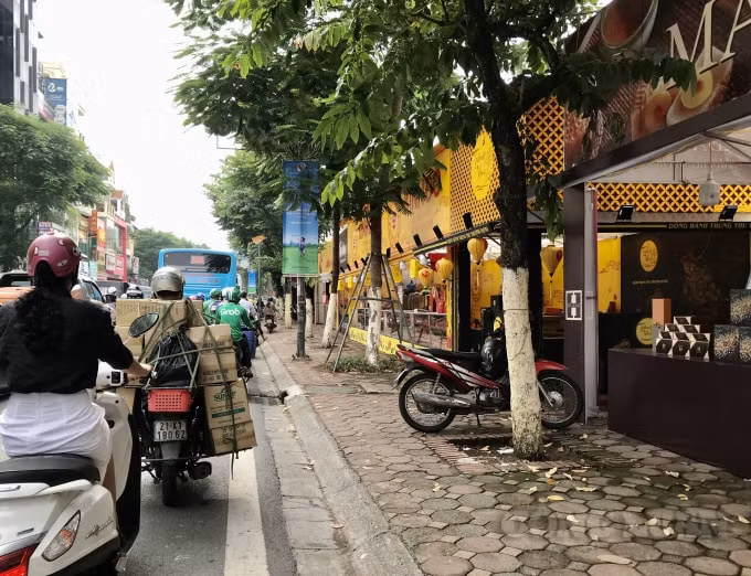 Một hàng dài cả chục mét với nhiều quầy bán bánh Trung thu mọc lên trên vỉa hè tuyến đường Nguyễn Thái Học gây mất an toàn giao thông, mỹ quan đô thị