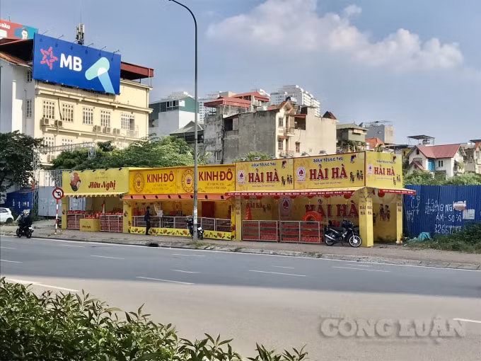 Tình trạng tương tự xảy ra trên đường Nguyễn Xiển