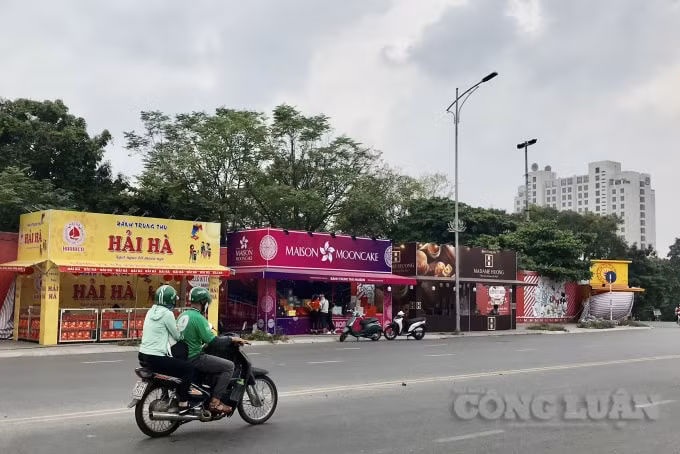 Tại nút giao Âu Cơ - Nghi Tàm - Yên Phụ các quầy bán bánh trung thu đã lấn chiếm hết diện tích phần vỉa hè dành cho người đi bộ, xe cộ được để tràn lan dưới lòng đường