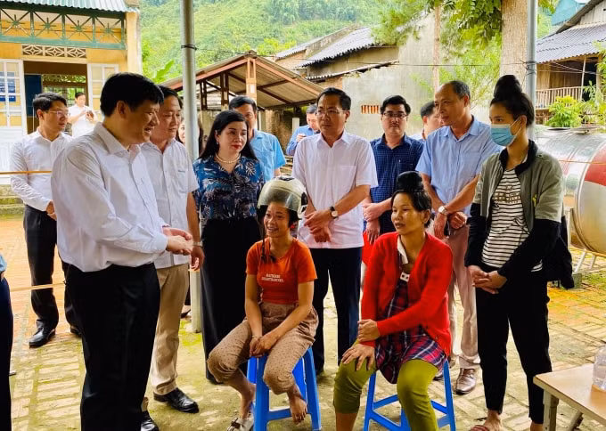 Quyền Bộ trưởng Bộ Y tế Nguyễn Thanh Long làm việc tại Sơn La (ảnh TL).