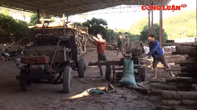 Xưởng gỗ duy trì công việc ổn định cho 13 lao động tại địa phương.