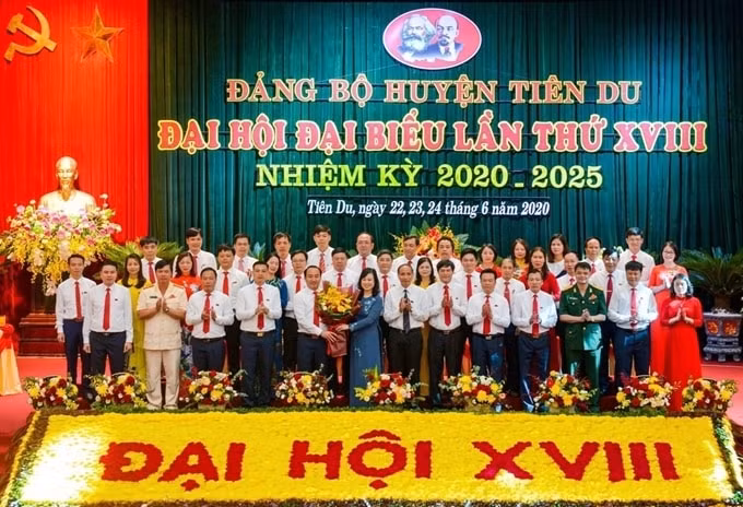 Đồng chí Đào Hồng Lan, Ủy viên dự khuyết Trung ương Đảng, Phó Bí thư Thường trực Tỉnh ủy và các đồng chí lãnh đạo tỉnh chúc mừng BCH Đảng bộ huyện Tiên Du khóa XVIII. Ảnh: Anh Tuấn