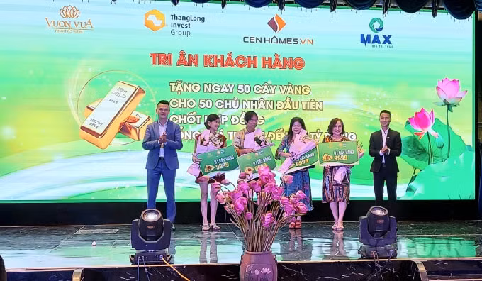Đại diện phía CĐT ông Nguyễn Phúc Long trao thẻ cư dân và quà tặng vàng cho các tân chủ nhân biệt thự.