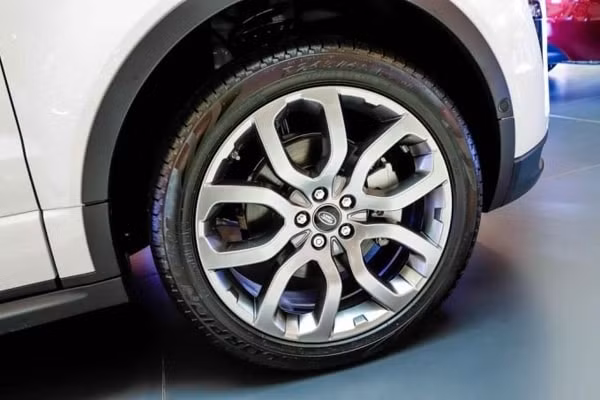 Việc thay đổi kích cỡ lốp hoặc mâm xe sẽ khiến cho chủ xe bị từ chối đăng kiểm
