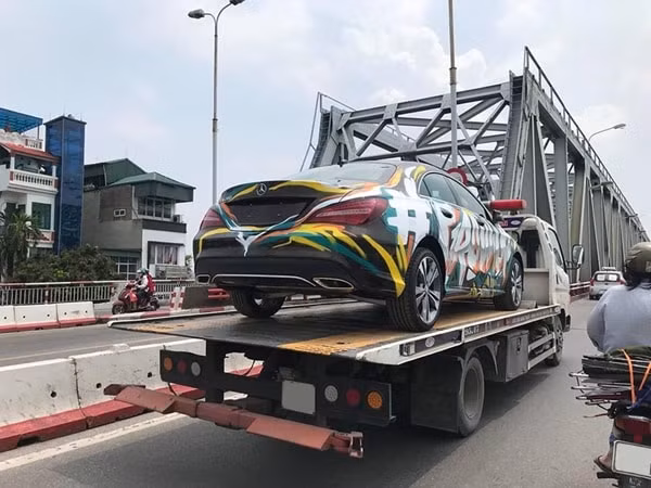 Nhiều chủ xe có sở thích dán decal cho xế cưng
