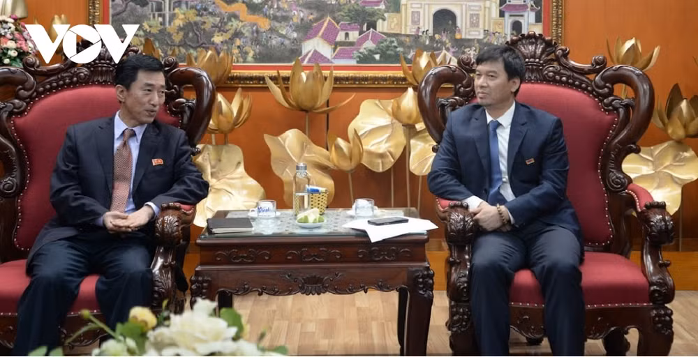 Đại biện lâm thời Đại sứ quán CHDCND Triều Tiên, ông Ri Ho-jun chúc mừng và đánh giá cao sự phát triển to lớn của VOV trong 75 năm qua. Ảnh vov.vn