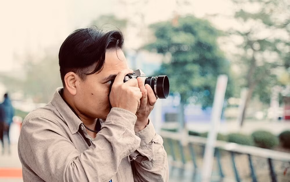 Phóng viên Hoàng Minh – Báo Tài nguyên và Môi trường tác nghiệp tại một sự kiện.