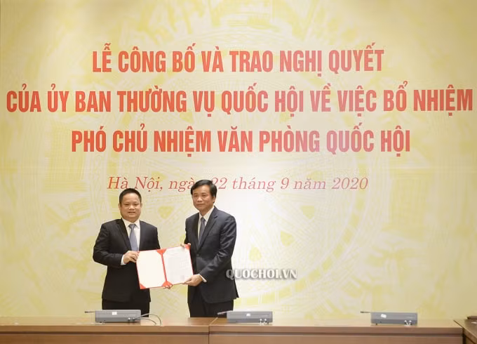 Tổng Thư ký Quốc hội, Chủ nhiệm Văn phòng Quốc hội Nguyễn Hạnh Phúc trao Nghị quyết của Ủy ban Thường vụ Quốc hội cho ông Vũ Minh Tuấn. (Ảnh:quochoi.vn)
