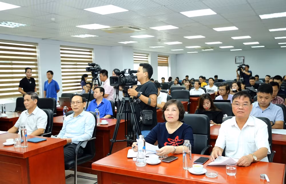 Tham dự buổi họp báo có đại diện lãnh đạo các đơn vị, ban chuyên môn cơ quan TƯ Hội Nhà báo Việt Nam, lãnh đạo các cơ quan báo chí, các cấp Hội Nhà báo; đại diện các đơn vị tài trợ; cùng đông đảo phóng viên các cơ quan thông tấn báo chí đến dự, đưa tin. Ảnh: Sơn Hải