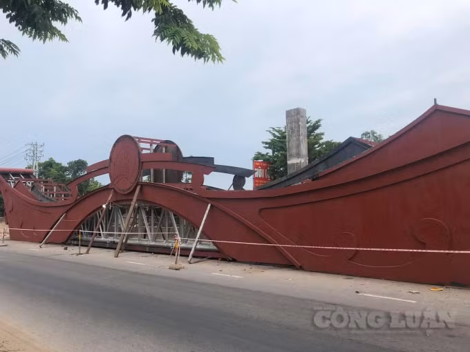 Khung sắt cổng chào đang trong quá trình hoàn thiện.
