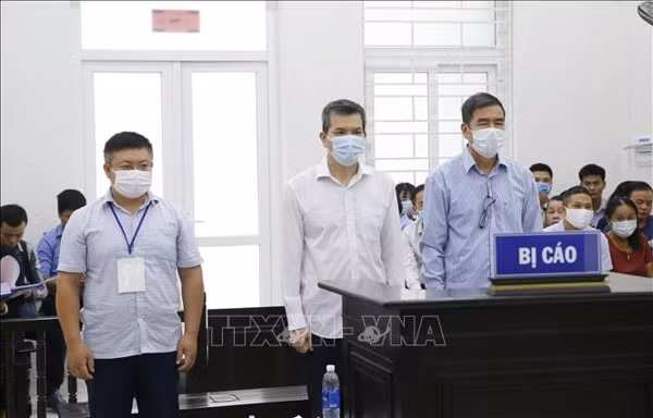 Các bị cáo: Trần Khắc Hiệp, Lê Xuân Hoàng và Nguyễn Mạnh Tấn (từ trái sang). Ảnh: TTXVN