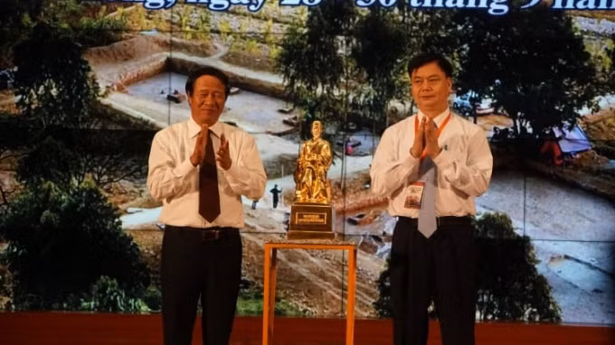 Bí thư Thành ủy Lê Văn Thành thay mặt thành phố Hải Phòng nhận quà tặng từ đại diện các nhà khoa học. Ảnh: V.H