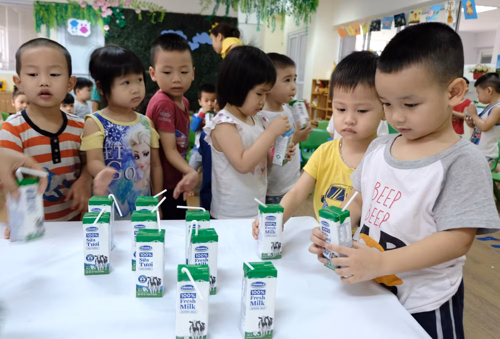 Các em học sinh hào hứng trong giờ uống sữa học đường