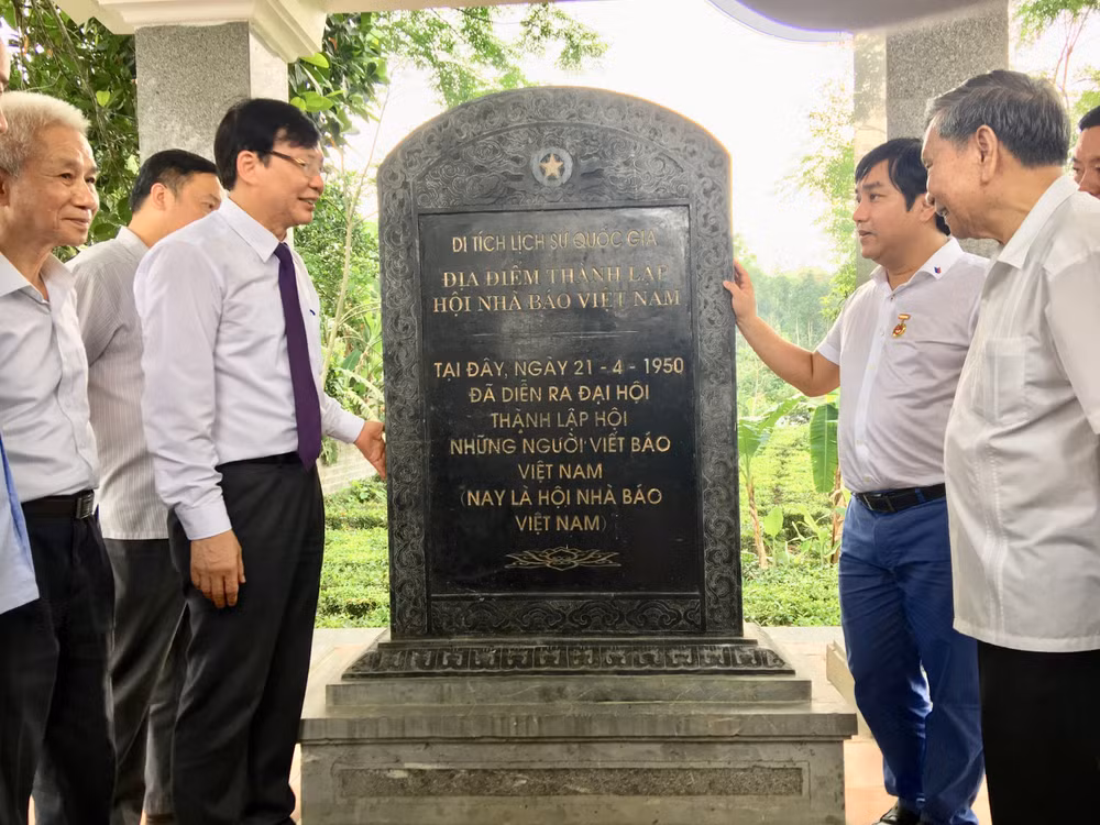 Các đại biểu thăm di tích nơi thành lập Hội Nhà báo Việt Nam, xóm Roòng Khoa, xã Điềm Mặc. Ảnh: Hoàng Huy