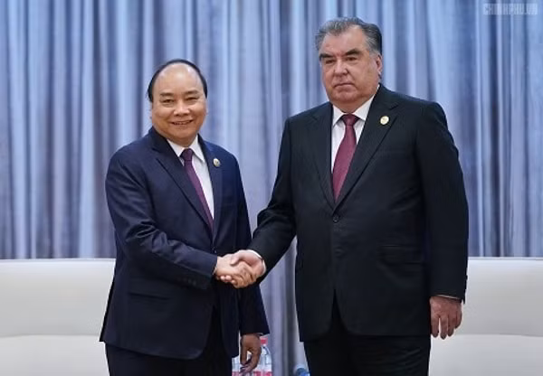 Thủ tướng Nguyễn Xuân Phúc gặp Tổng thống Tajikistan Emomali Rahmon. Ảnh: VGP