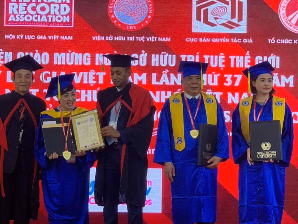 Ông Lê Thanh Thản nhận bằng cử nhân.