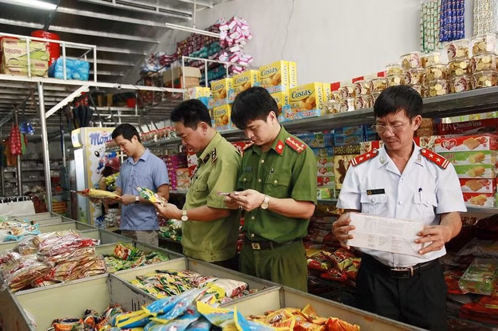 Kiểm tra việc thực hiện các quy định của pháp luật về bảo đảm ATTP tại một số cơ sở sản xuất, chế biến, kinh doanh.. (Ảnh TL)