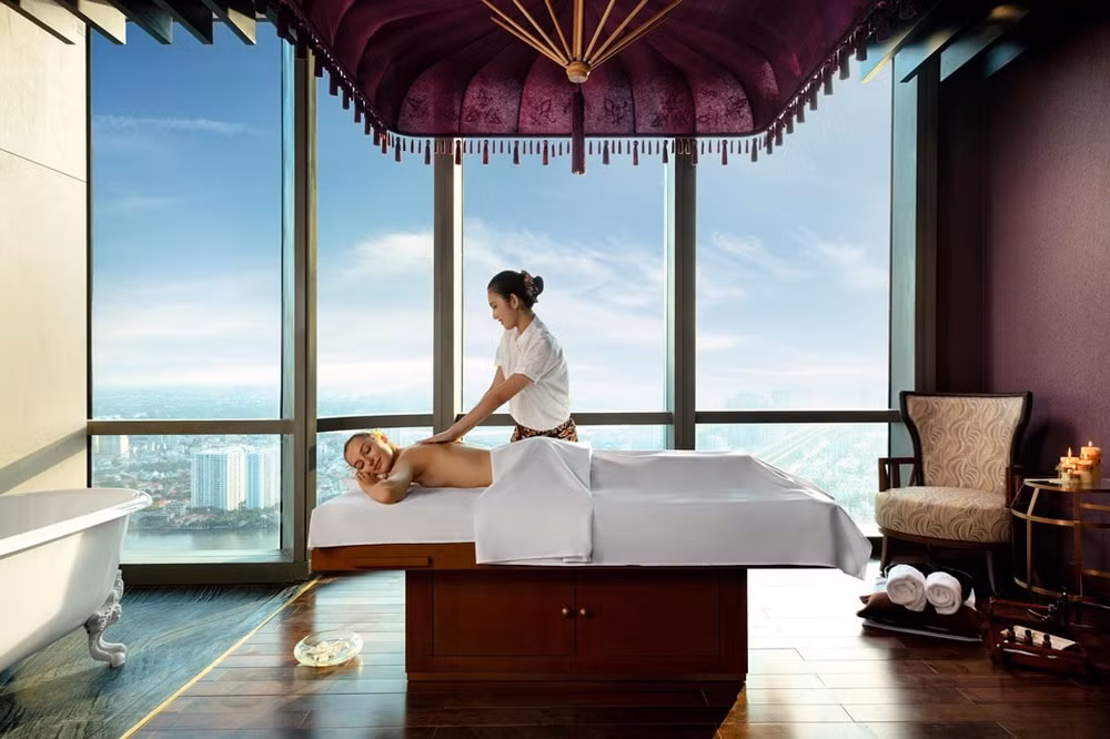 Khách sạn Vinpearl Luxury Landmark 81 được kỳ vọng tạo dấu ấn trong ngành du lịch nghỉ dưỡng cao cấp Việt Nam với hàng loạt trải nghiệm đỉnh cao: Bể bơi trên không, Bữa sáng sành điệu tại Pearl Club tại tầng 71, Akoya Spa được ví là “Bali in the Sky”, Far East Lounge đẳng cấp.