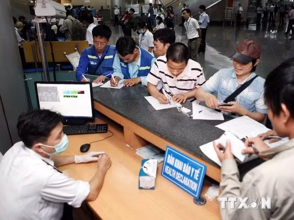 Công tác phòng chống, ngăn chặn dịch bệnh dịp 30/4, 1/5 năm 2019 ngay tại sân bay Nội Bài (Ảnh Tạp chí Tuyên giáo)