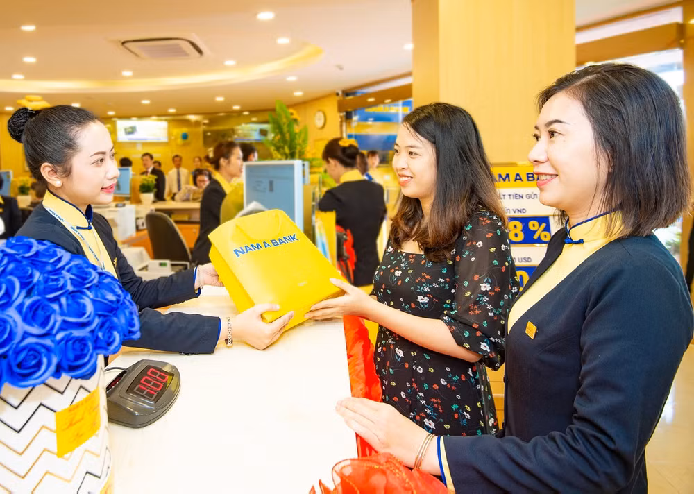 Khách hàng vui vẻ khi nhận quà trong ngày khai trương Nam A Bank An Giang.