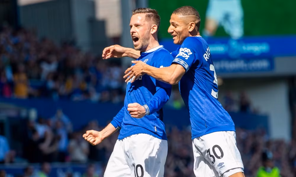 Bội đôi Richarlison và Sigurdsson sớm nhấn chìm Quỷ đỏ MU ngay trong hiệp 1. Ảnh: Sports