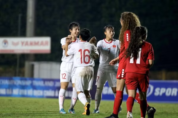 Các cầu thủ U19 nữ Việt Nam ăn mừng bàn thắng. Ảnh: VFF