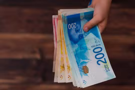 Đồng tiền của Israel lao dốc xuống mức thấp nhất trong 8 năm