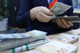 Đồng USD năm 2023: Giảm sâu trên thế giới, tăng nhẹ trong nước