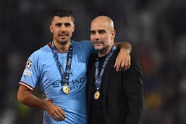 Pep Guardiola trở thành HLV đầu tiên giành cú ăn 3 quốc nội ở nước Anh