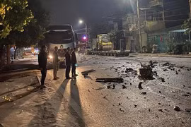 Quảng Ninh: Ô tô con bẹp dúm sau khi tông liên hoàn với 2 xe đầu kéo