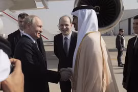 Tổng thống Putin tới Trung Đông để đàm phán về dầu mỏ với các nhà lãnh đạo UAE và Ả Rập Xê Út