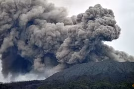 Số người chết vì núi lửa ở Indonesia tăng lên 22, các nạn nhân sống sót chưa hết bàng hoàng