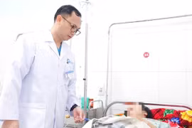 Hóc xương cá, người phụ nữ bị đâm thủng dạ dày
