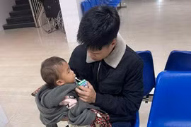 Lào Cai: Công an kịp thời giải cứu người phụ nữ địu con định nhảy cầu xuống sông Hồng
